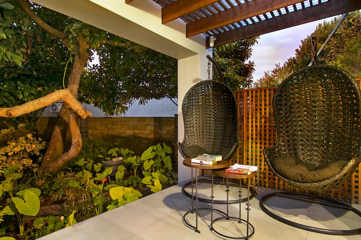 Elegant Urmarah with Lush Garden & Pool gallery image 3