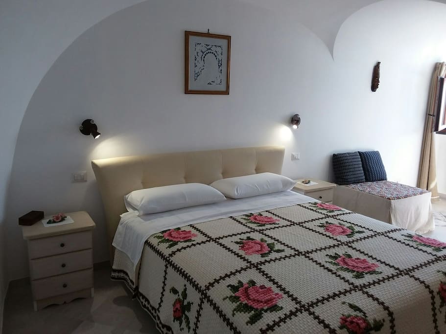 Camera matrimoniale con pouf singolo/Double bedroom with single bed pouffe