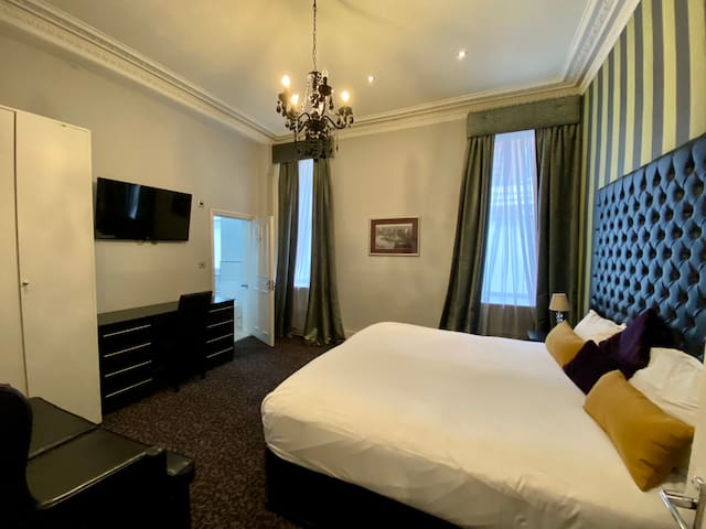 2 Bed/2 Bath Large Flat, Ground Floor, Sky TV, AC gallery image 5