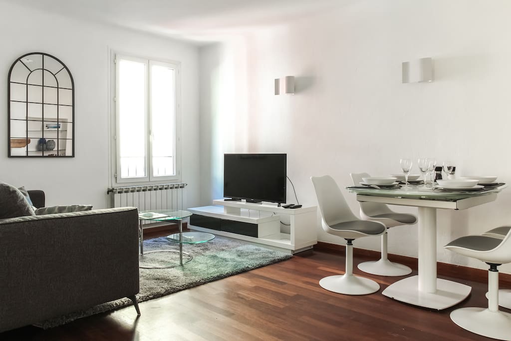 The dinning table is extendable for 6.
La table de séjour est extensible pour 6 personnes.