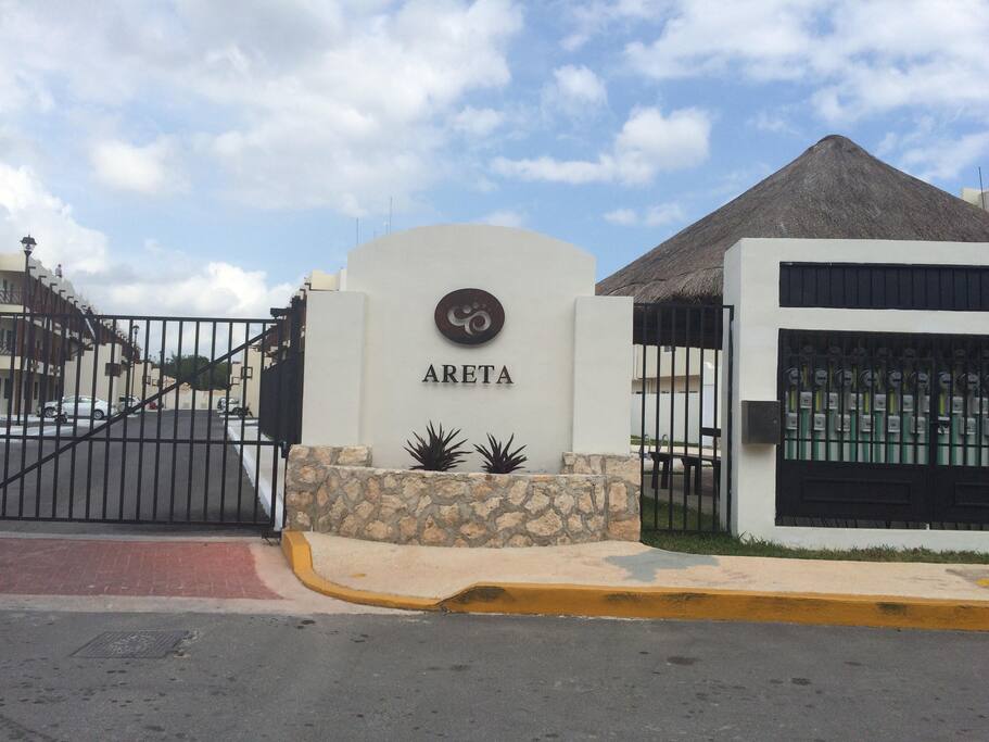 Aparte de la Caseta de vigilancia en la entrada del fraccionamiento, la privada cuenta con una puerta eléctrica que sólo abre con control remoto, y una puerta peatonal con llave de seguridad.