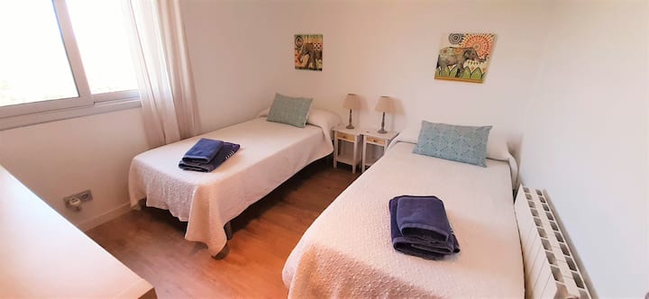 ห้องนอนชั้นล่างเป็นเตียงแฝด
ห้องนอนชั้นล่างมีเตียงเดี่ยว 2 เตียง