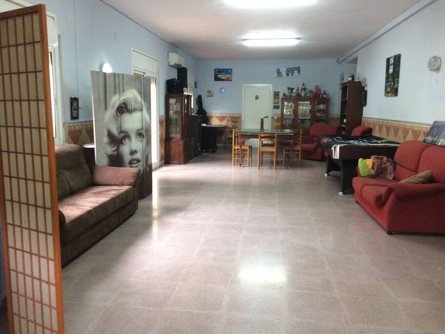 Sala de juegos Ping-pong, dardos,billar y mini gym.