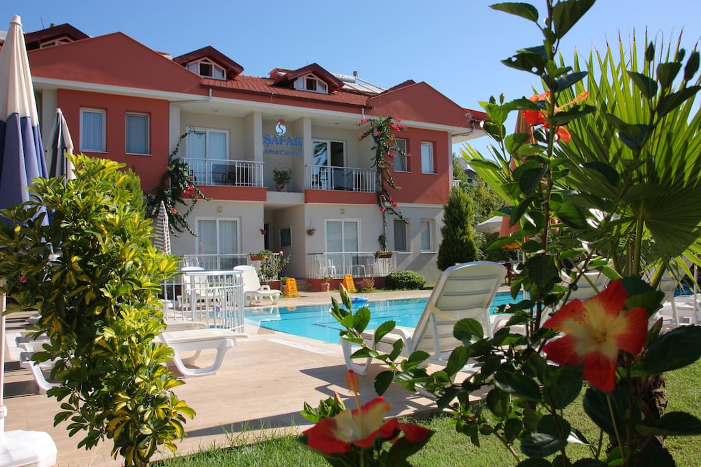 Hotel en tuin