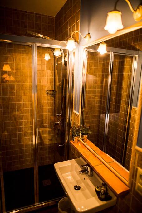 baño con ducha de hidromasaje