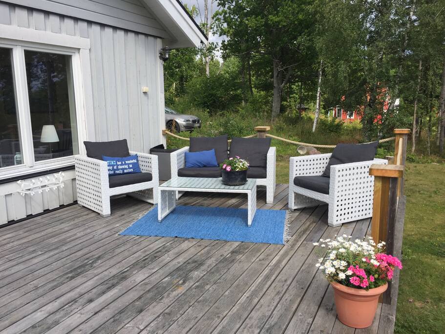 Sittgrupp på sjösidan