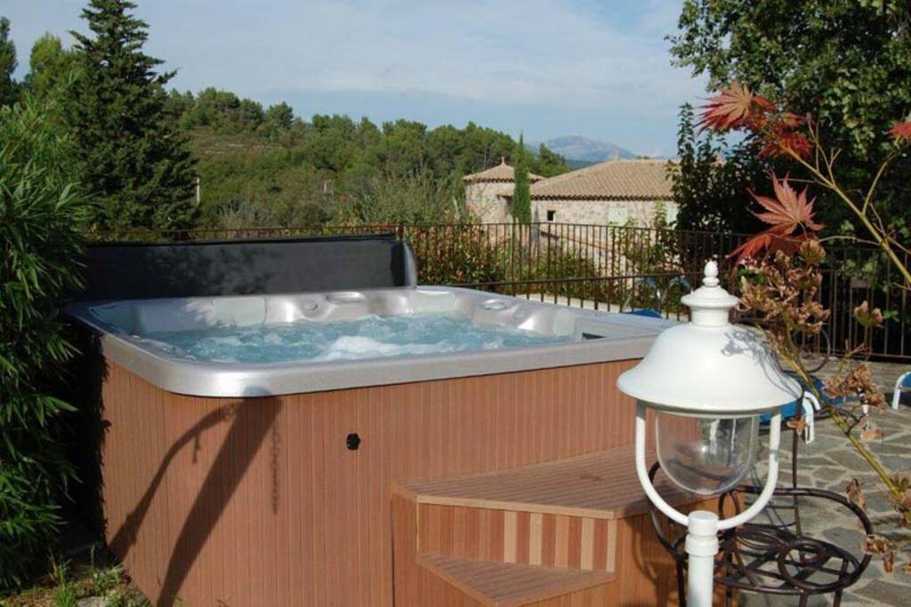 Un petit jacuzzi à la lueur du cièjiel étoilé , des lampions et bougies?