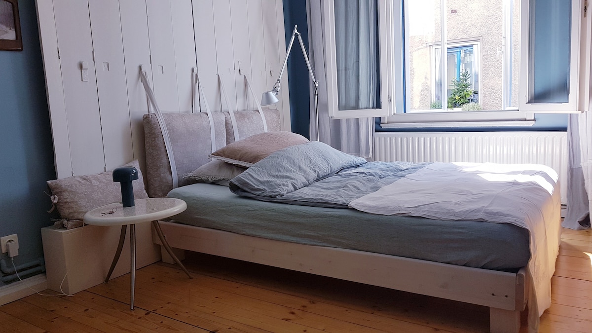 Chumba tulivu cha yadi.
Taa ya sakafu ya Artemide.
Kitanda cha upana wa 1.40.