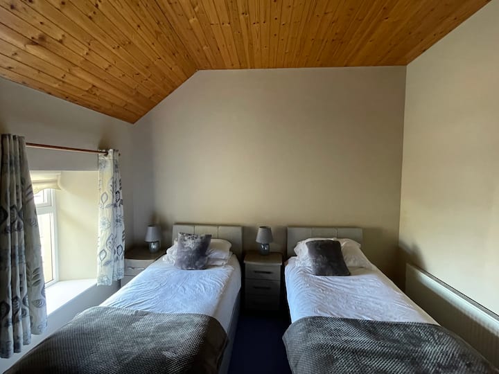 ห้องนอน 3 (ห้องแฝดหรือเตียงคิงไซส์พิเศษ)