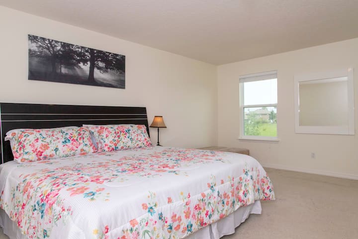 – Spite ako člen kráľovskej rodiny na manželskej posteli, ktorú nájdete v hlavnom apartmáne.