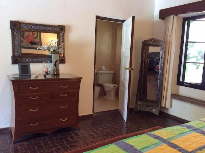 Спална соба 2. Оној со брачен кревет (широк 150-179 см) и единечен кревет (широк 180-179 см), исто така, се наоѓа на терасата