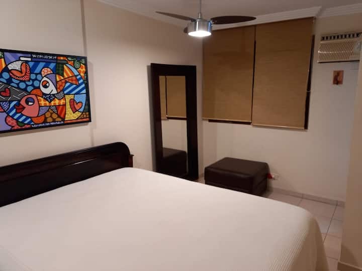 套房配备标准双人床、空调和风扇