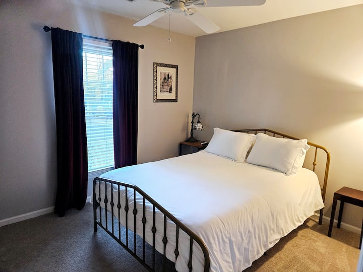 Спална соба 1 од 2: брачен кревет (широк 180-220 см) со телевизор и вентилатор со далечинско управување. 

*Спакувајте се и играјте си со чаршафи достапни на барање