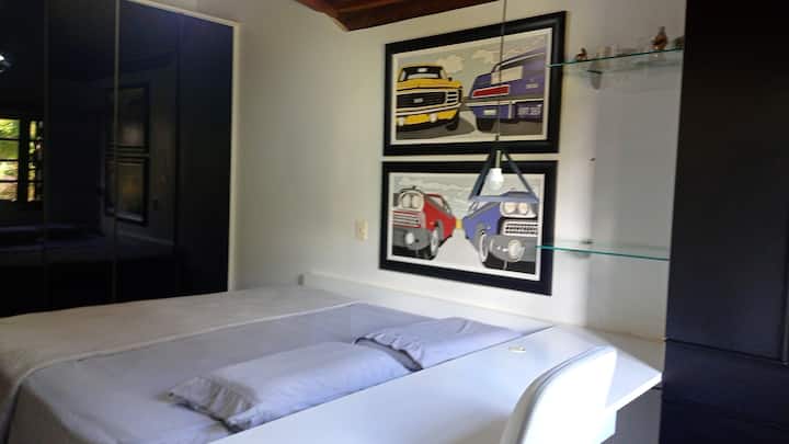 双人房，配备1张特大号床和书桌