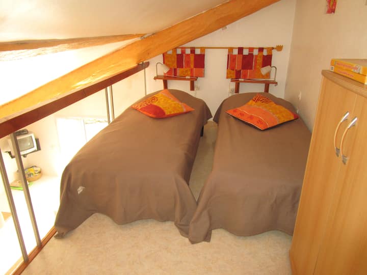 spálňa s 2 oddelenými posteľami