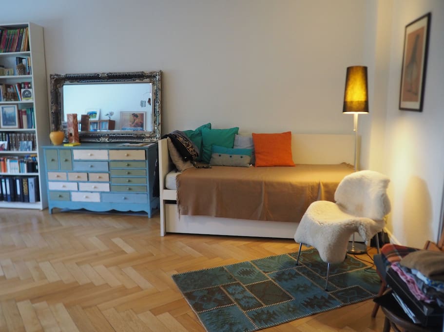 room (30 qm) -
Schlafzimmer