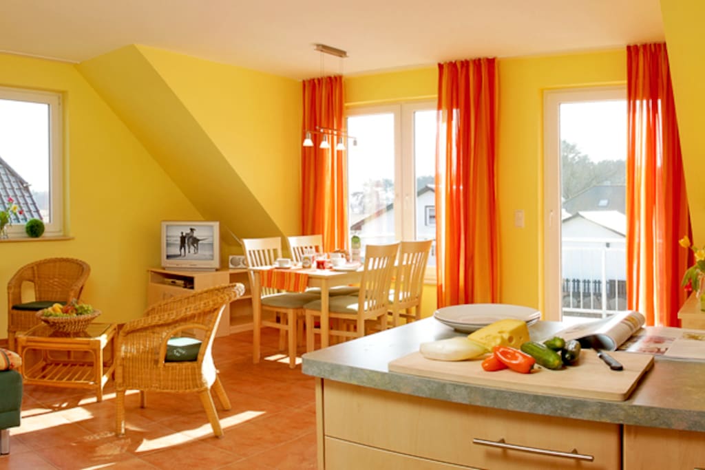 Wohnzimmer mit offener Küche