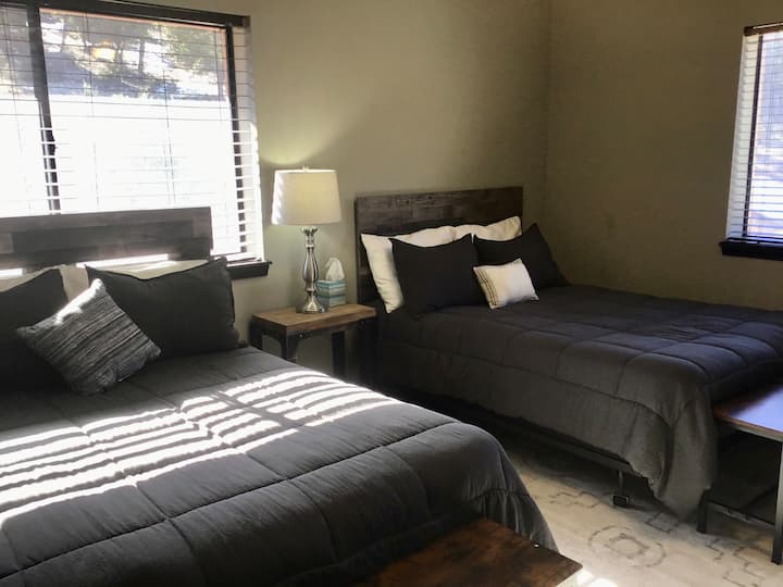 ห้องนอนพร้อมเตียงคู่ 2 เตียงชั้นบน 