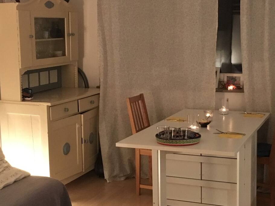 Möglichkeit im Wohnzimmer an großem (ausziehbaren) Tisch zu essen.