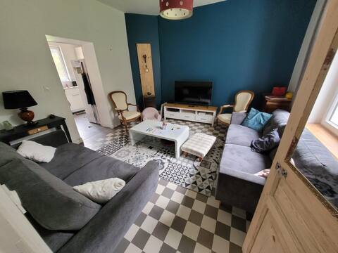 Large cozy beach house within walking distance, 13 seats