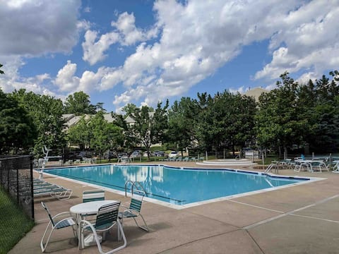 Lovely 2-bedroom condo with pool and gym