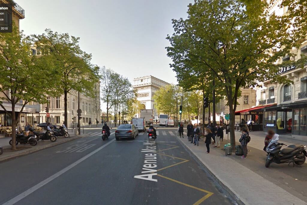 Vue depuis en face de l'immeuble (cf google map)