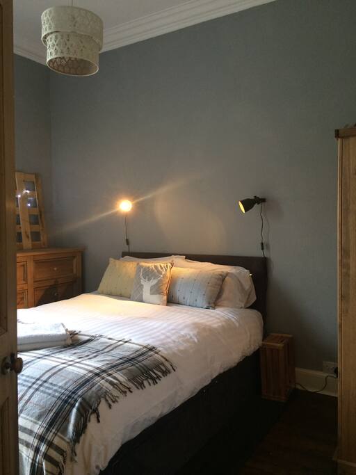 Comfortable kingsize bedroom 1