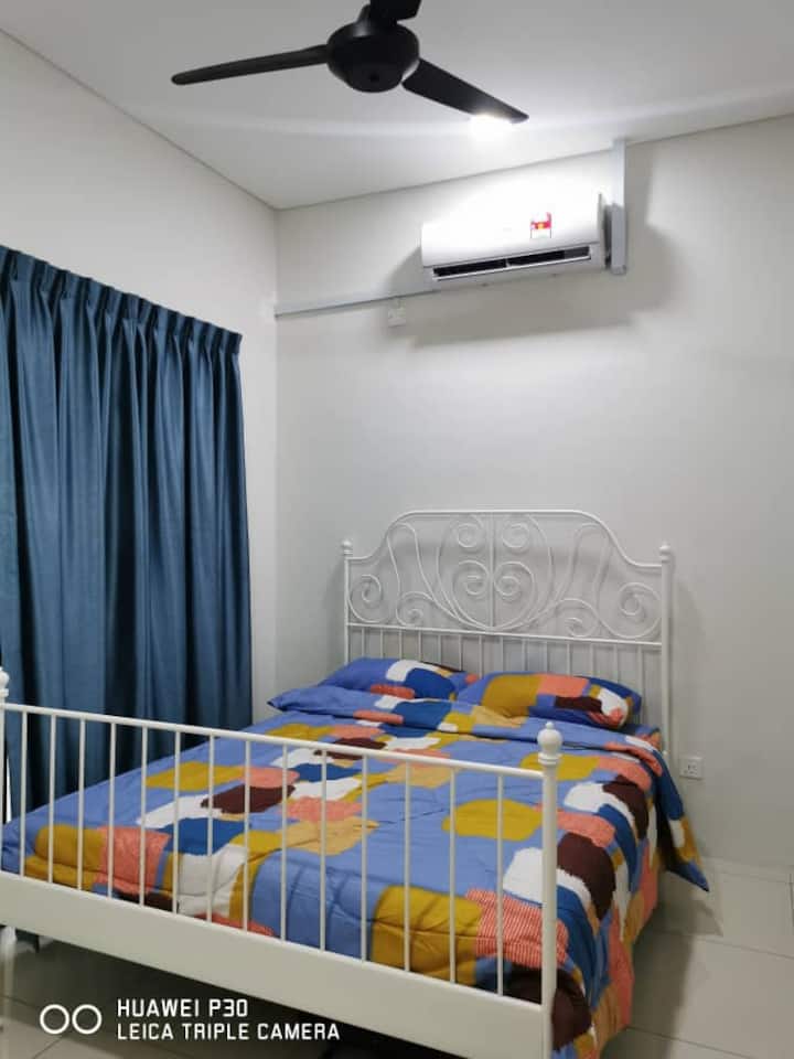 Druga soba s bračnim krevetom, klima-uređajem i stropnim ventilatorom.