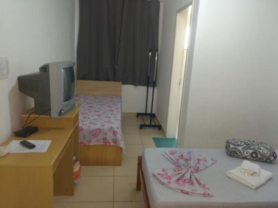 Quarto 1 Suíte - 3 camas solteiro - TV- Ventilador- Wifi- mesa de computador - Total privacidade