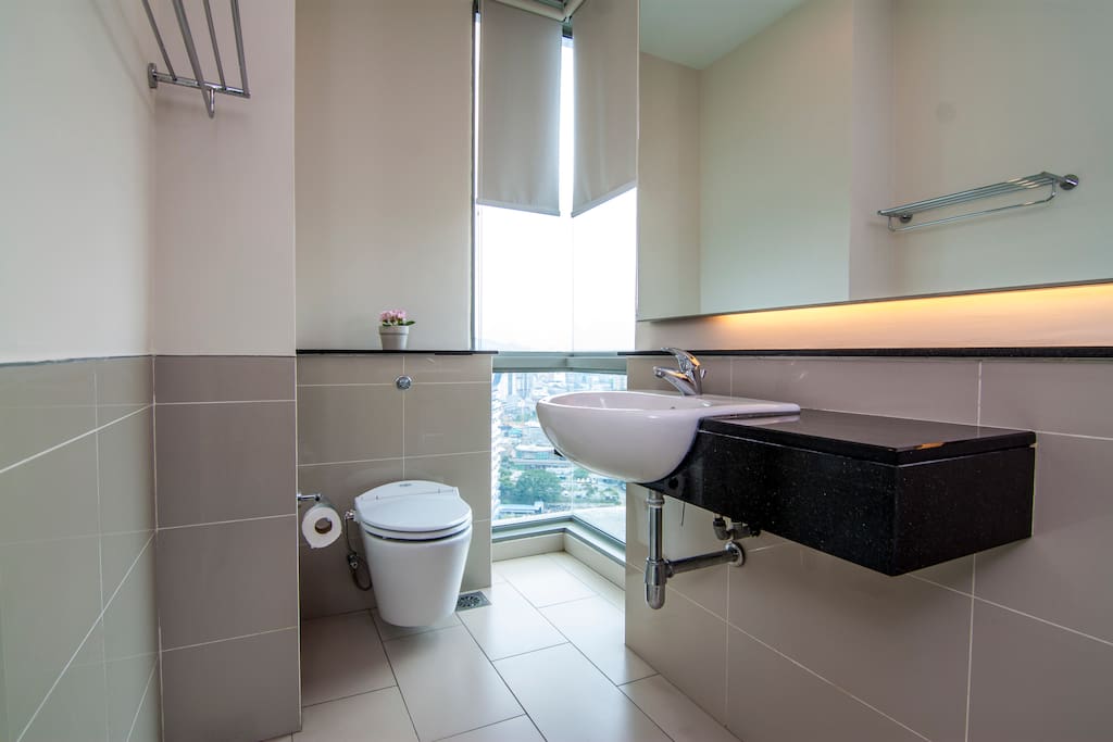 Master bathroom (en-suite)