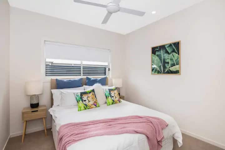 配备大号内置浴袍的标准双人床卧室。