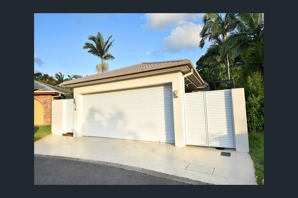 Fully secure intercom entrance. Automatic garage door and side gate access.