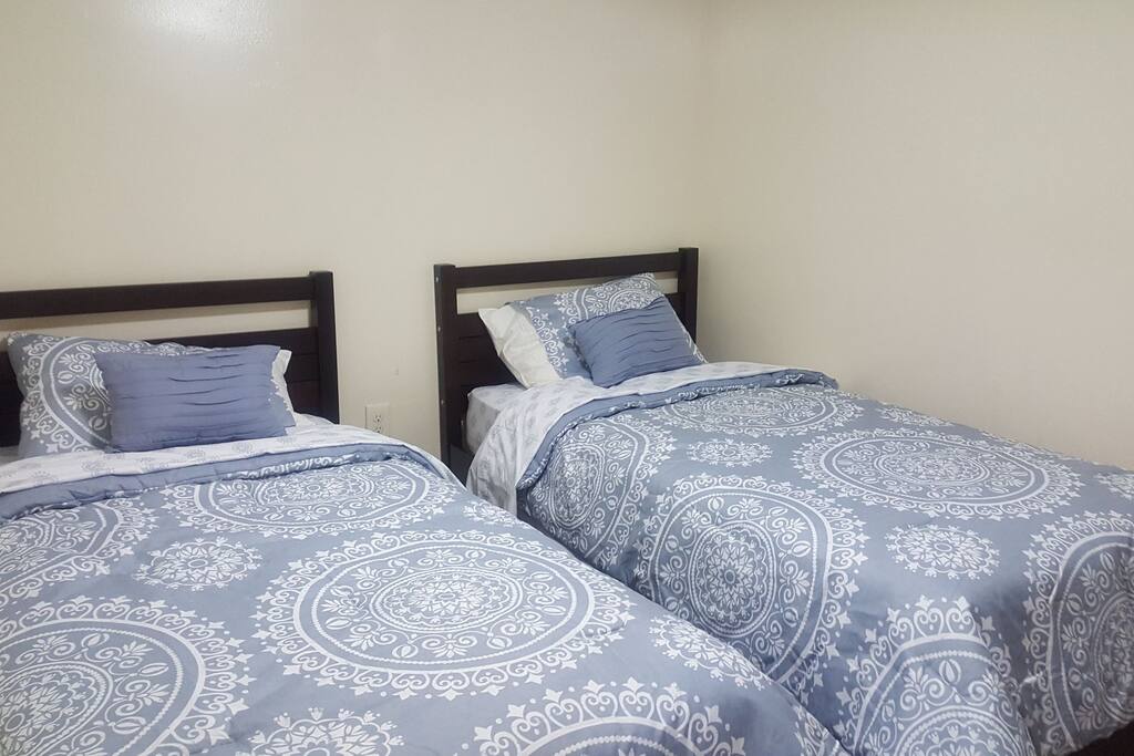 Second bedroom.Two twin beds.
