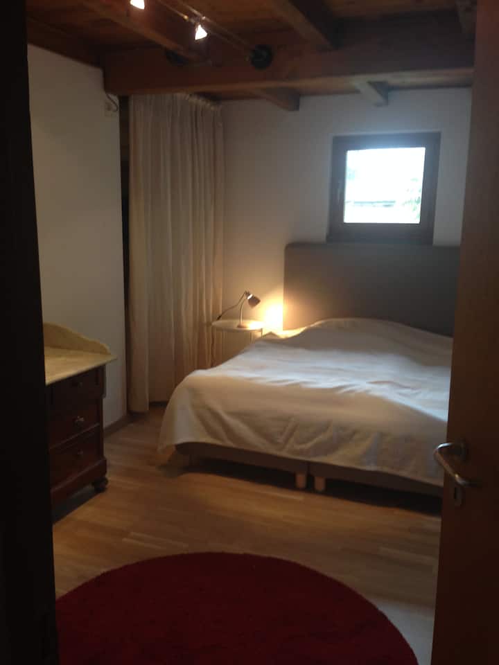 dormitorio pequeño con cama matrimonial