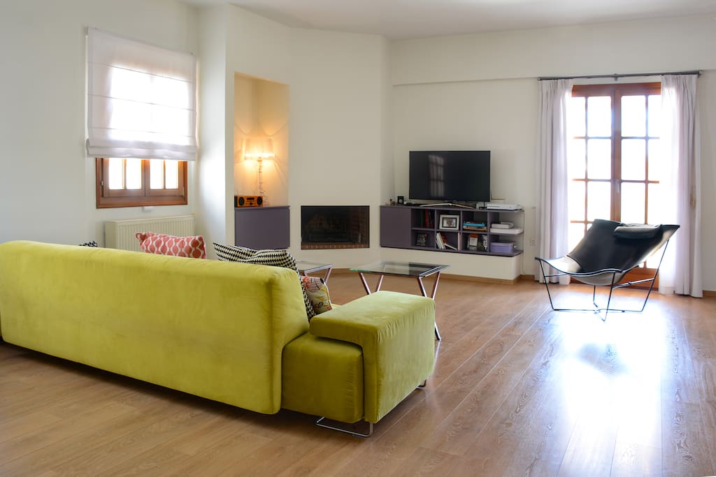 Very spacious living area, bathed in sunlight. Host a dinner party in the dinning room, watch a movie or just snuggle in the couch with the book.