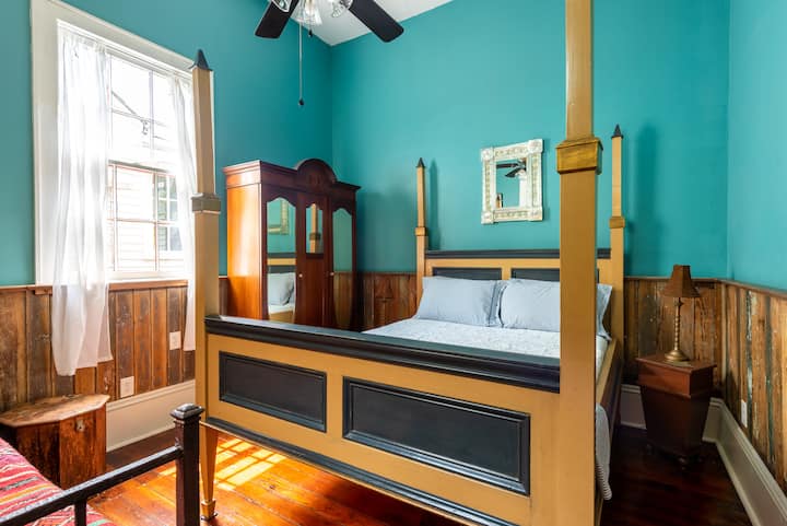 غرفة النوم رقم1
جيد التهوية وواسع
سرير بحجم كبير وخزانة ملابس.
