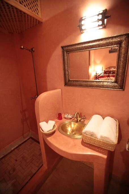 la salle de bain avec e wc est bien agencé