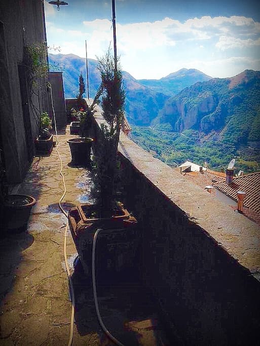 Vista panoramica dal balcone della casa.
From the balcony of the house.