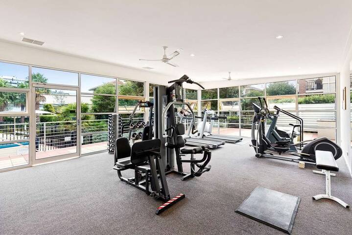 Excellent location, beach, pool, city close, gym gallery image 2