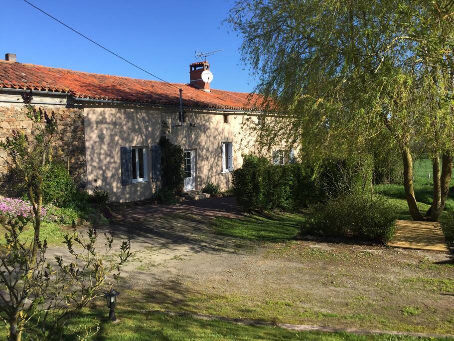 La maison côté entrée.