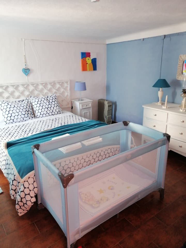 Chambre bleue (lit bébé possible - sur demande)