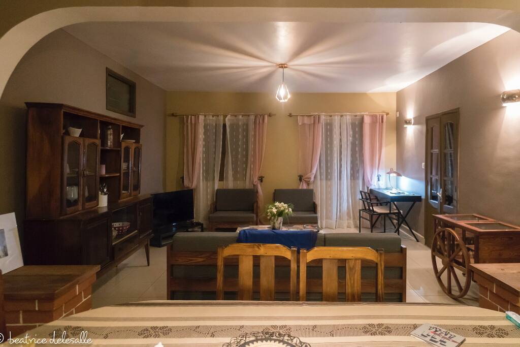 Vue d'ensemble du salon - Overview of the living room
