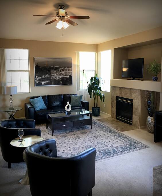 Cozy Living area / high ceilings