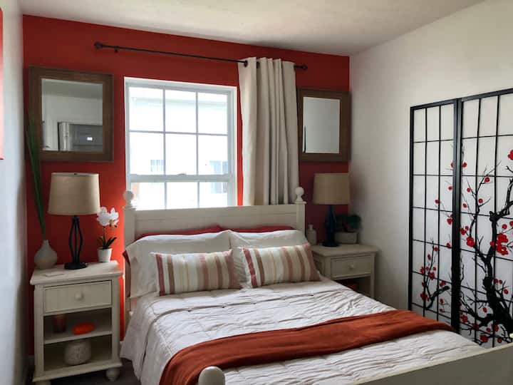 Традиционален декор во спалната соба со ноќевање со појадок... со малку боја (Во ред... Тоа е малку повеќе од поп).  Но вие сте на одмор, затоа живејте малку!