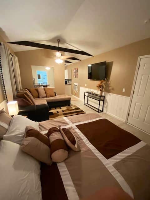 Top Airbnb: Cozy Suite in East Forest Hills