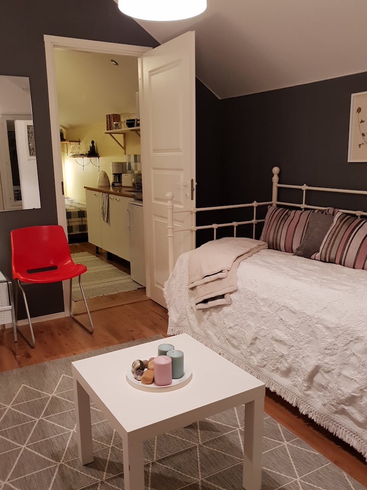 Näkymä kolmen hengen huoneesta olohuoneeseen