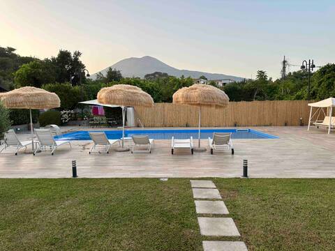 Relax with Jacuzzi between Pompeii and Capri Saltwaterpool