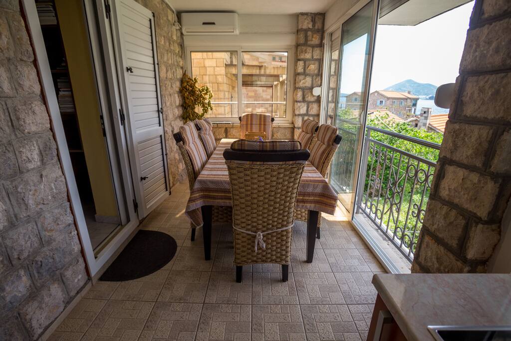 This is a huge private balcony overlooking the sea. Suitable for socializing with family and friends who are with you on a journey.