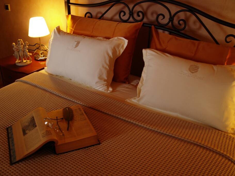 Bedroom. King size bed.