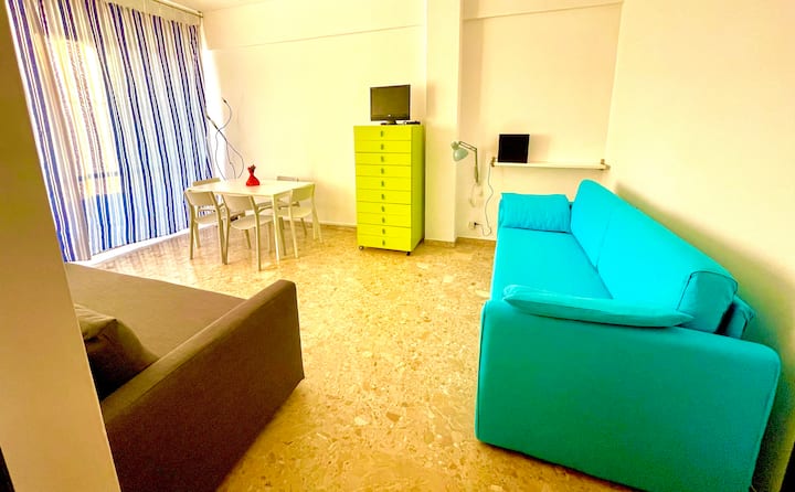 俯瞰城市景观和山丘的客厅